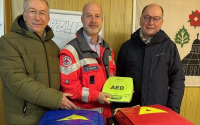 Bürgerstiftung Rellingen unterstützt DRK-Ortsverein mit Spende eines Defibrillators